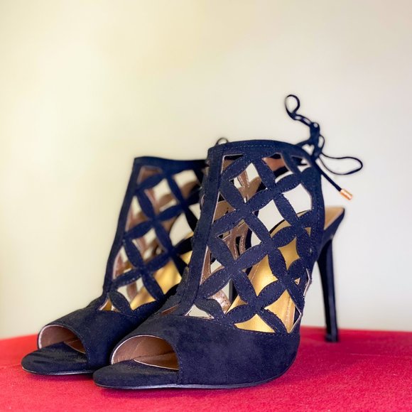 Sexy Black Eyelet Tie Back Stiletto Pump Heel BCBG Luxury Brand 7.5 - Picture 8 of 14